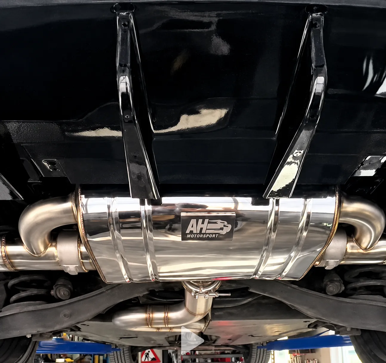 Endepotte med AH Motorsport-logo under bilen